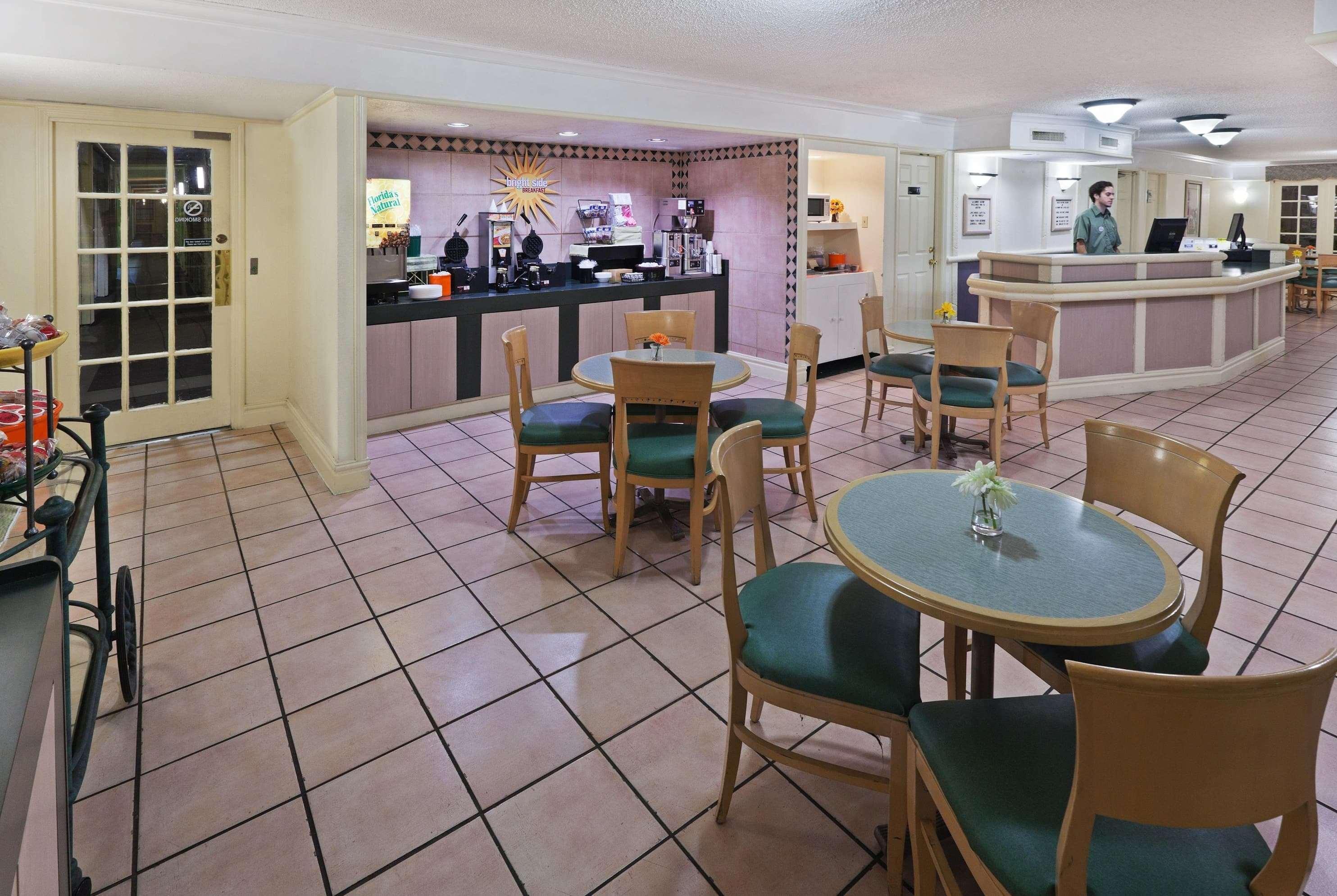 La Quinta Inn By Wyndham Austin Oltorf Exterior photo