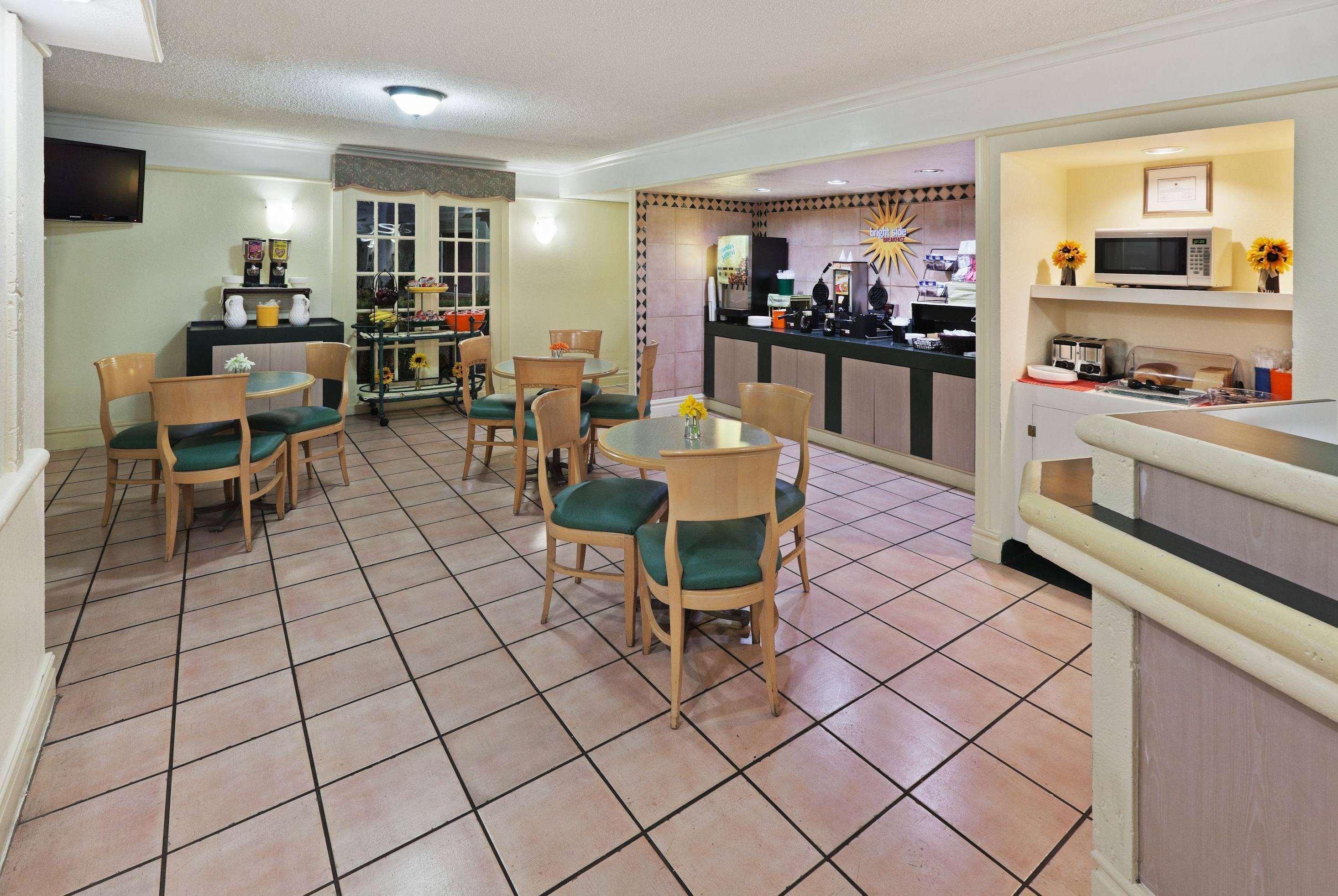 La Quinta Inn By Wyndham Austin Oltorf Exterior photo